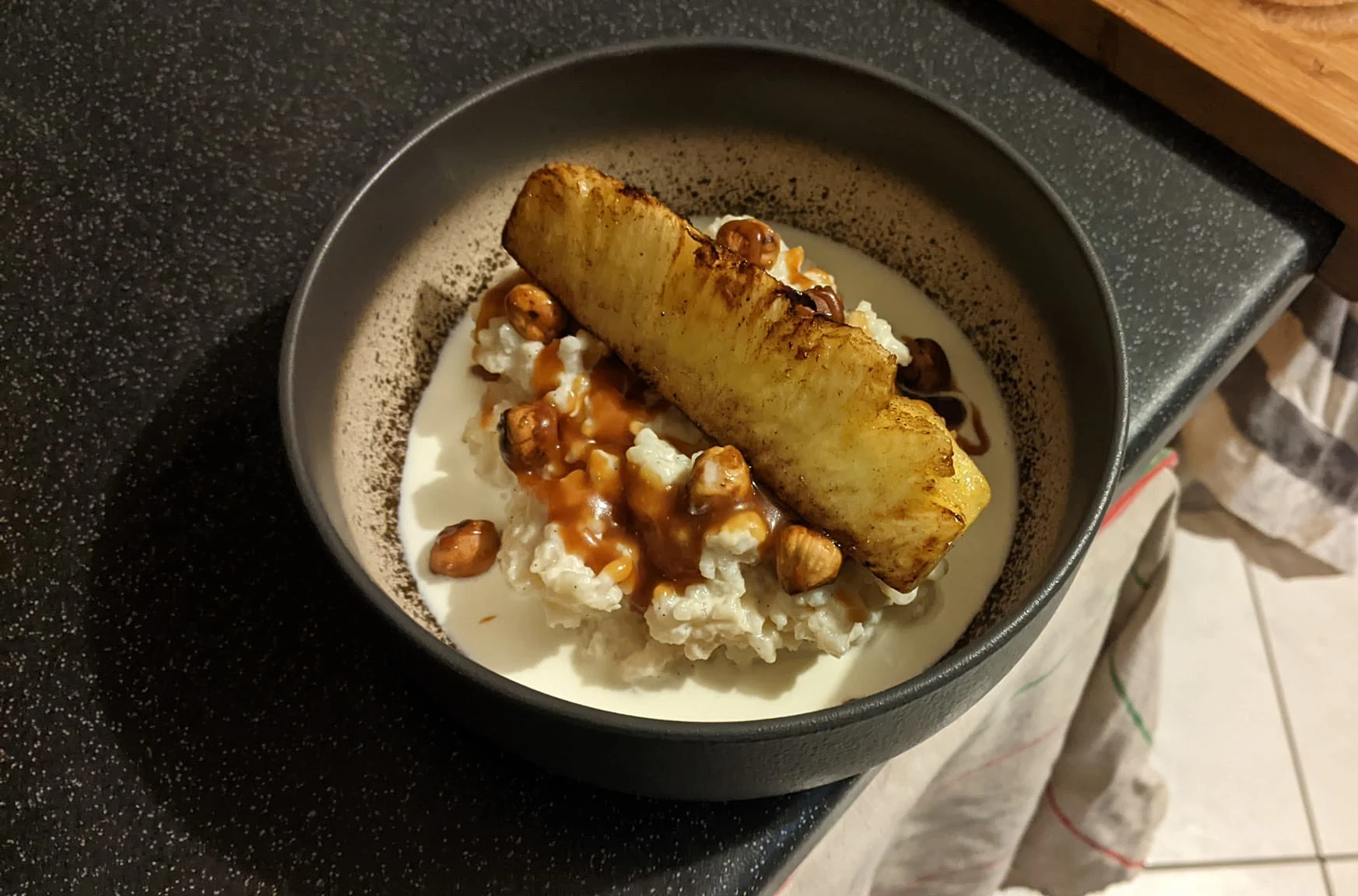 Photo d'une de mes réalisation : un dessert à base d'ananas rôti, riz au lait et caramel au beurre salé